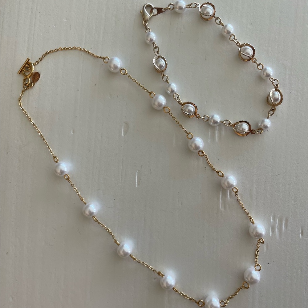 Elegant Gold and Pearl Necklace and Bracelet Set